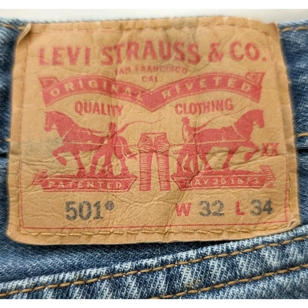 Levi's 501 Jeans Men's Button Fly Size 32x34 Light Wash Denim Straight Leg Fit